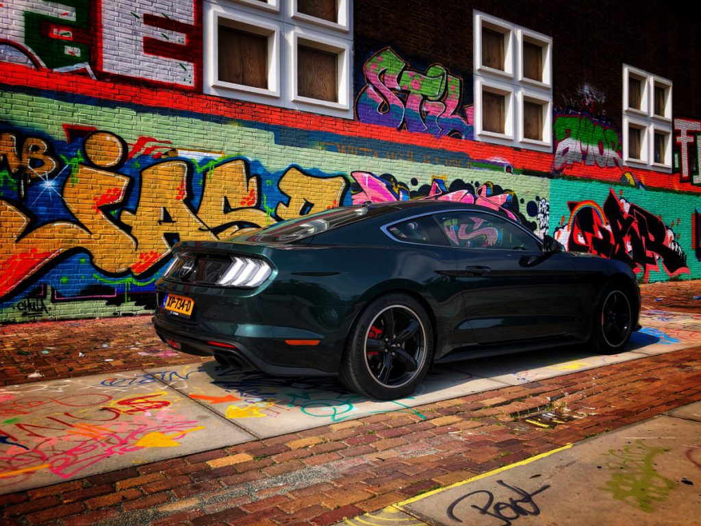 DE achterkant van de Ford Mustang Bullit 5.0 V8