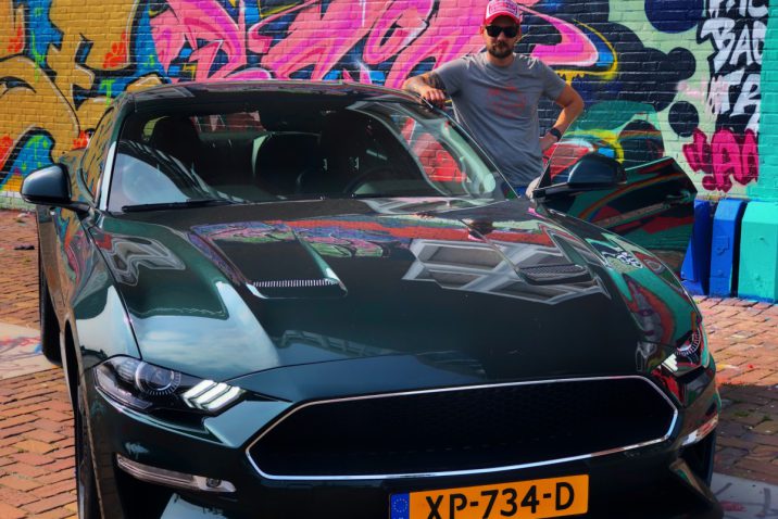 Jan Willem Huffmeijer bij de Ford Mustang V8 Bullit