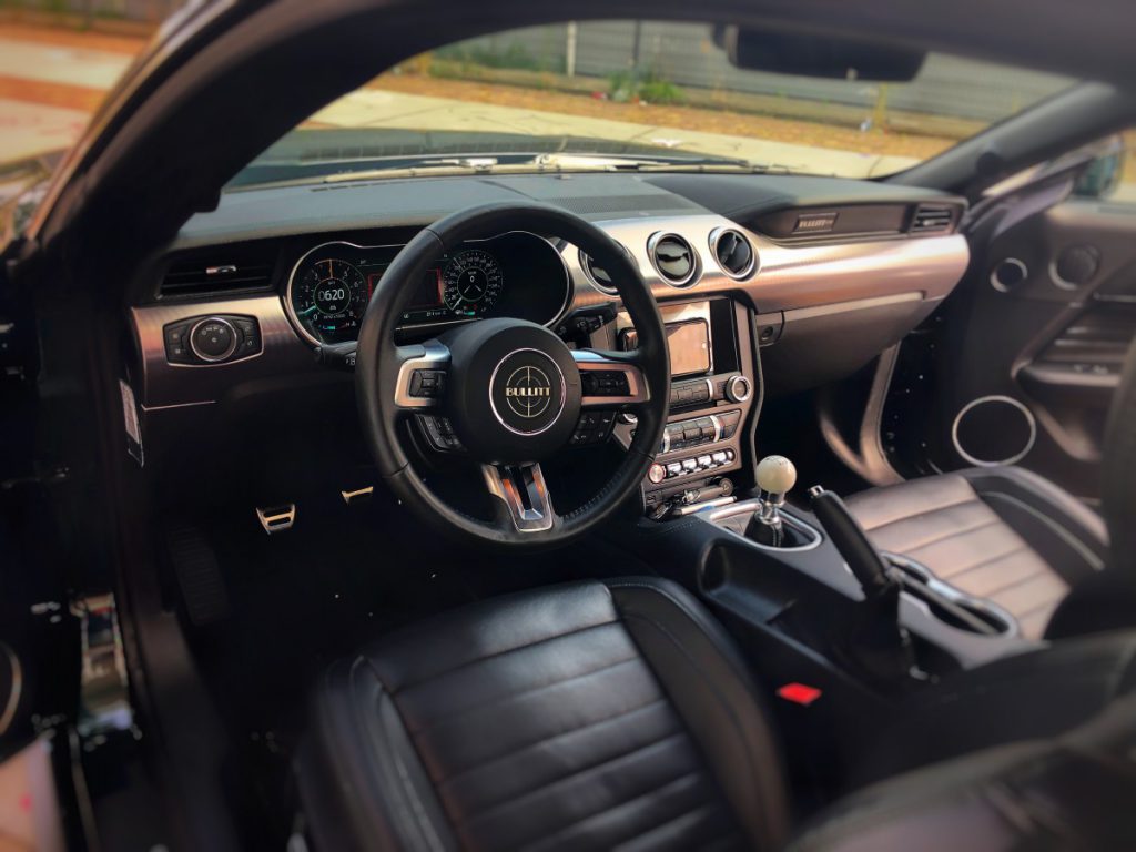 Een kijkje op de Hat dashboard van de Ford Mustang 