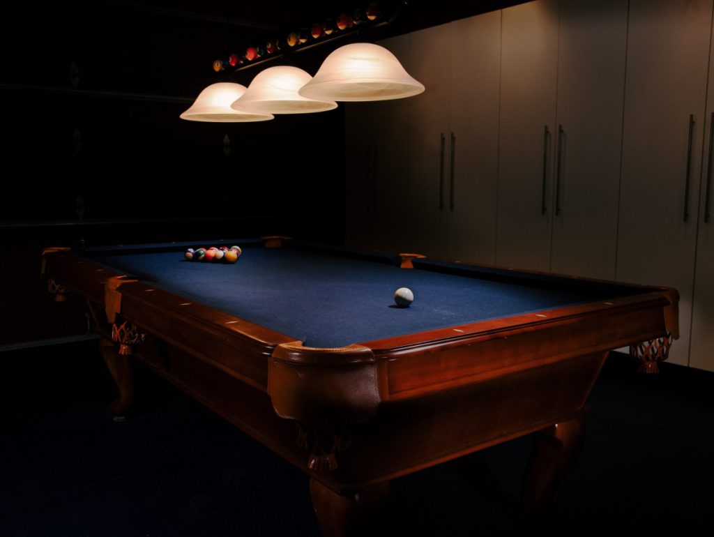 Snooker tafel voor in de mancave