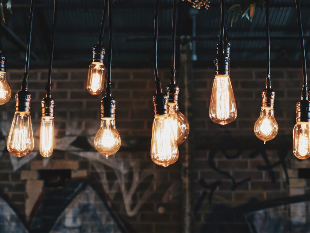 Allemaal lampen die hangen aan het plafond met led verlichting 