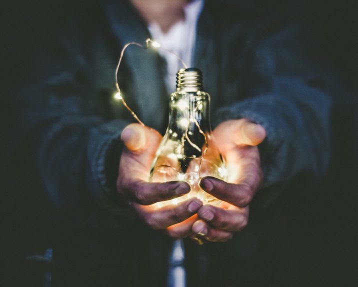 Led verlichting in de handen van een man