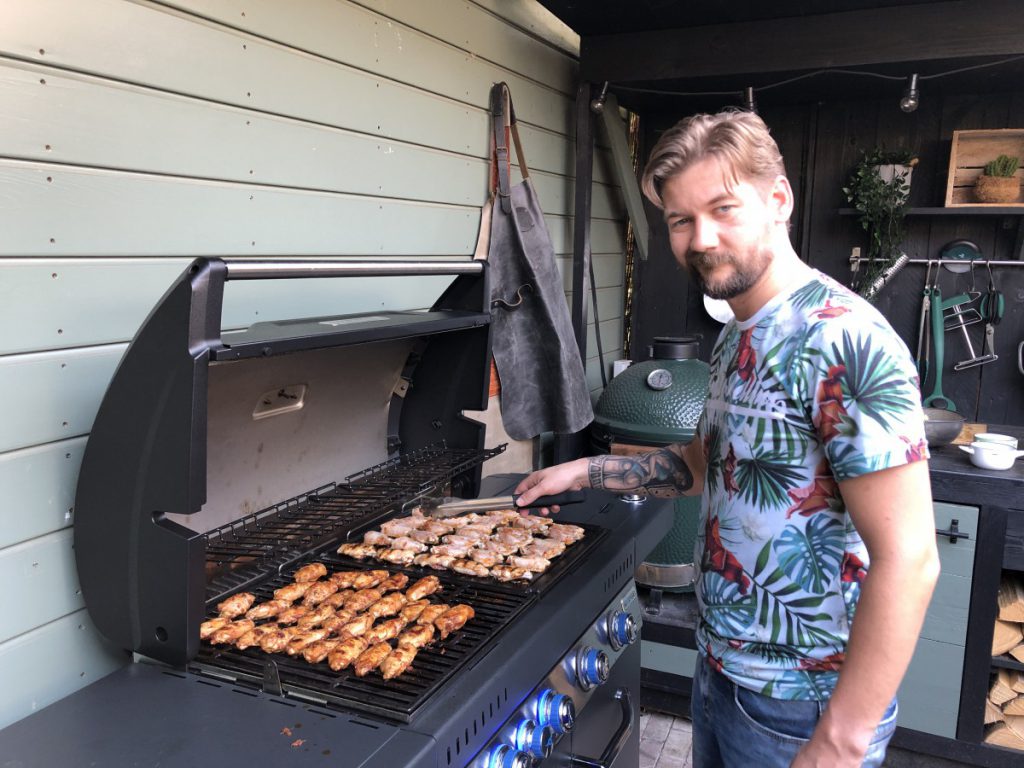 Jan Willem Huffmeijer aan het koken op de De Campingaz master