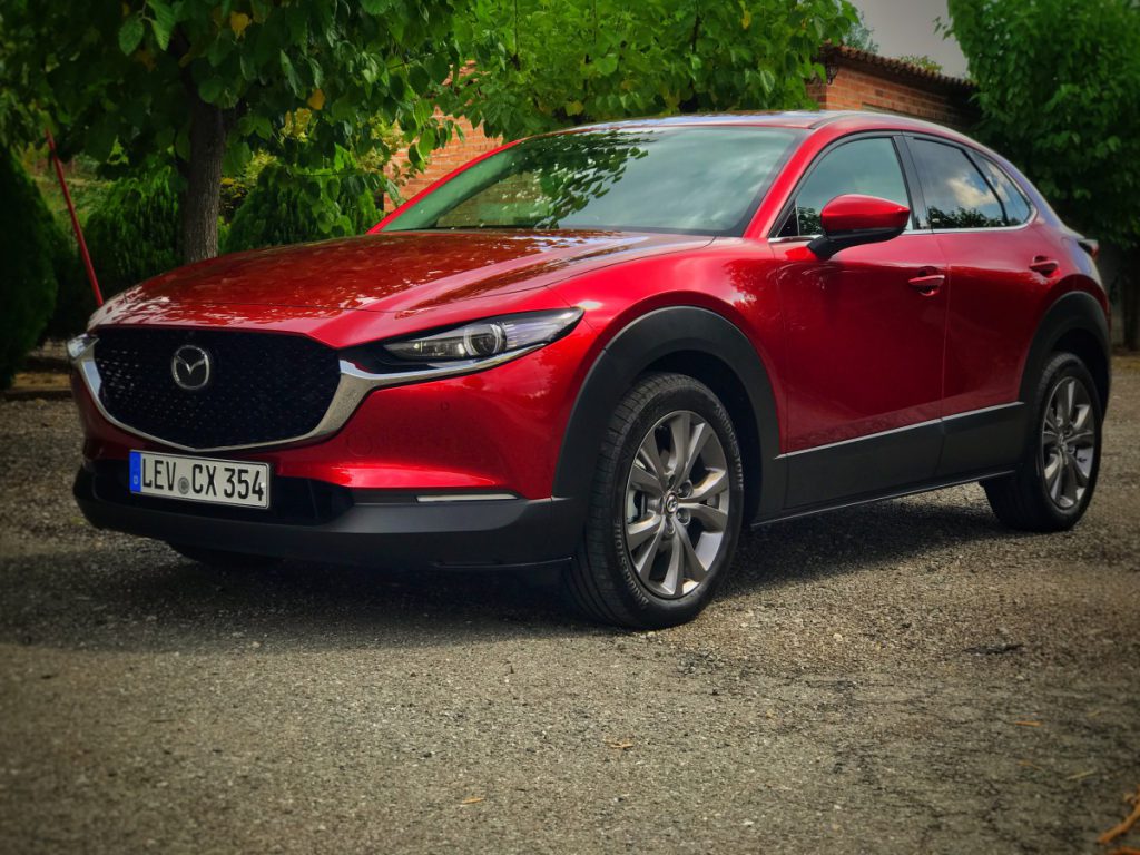 De Mazda CX 30 links voor aanzicht 