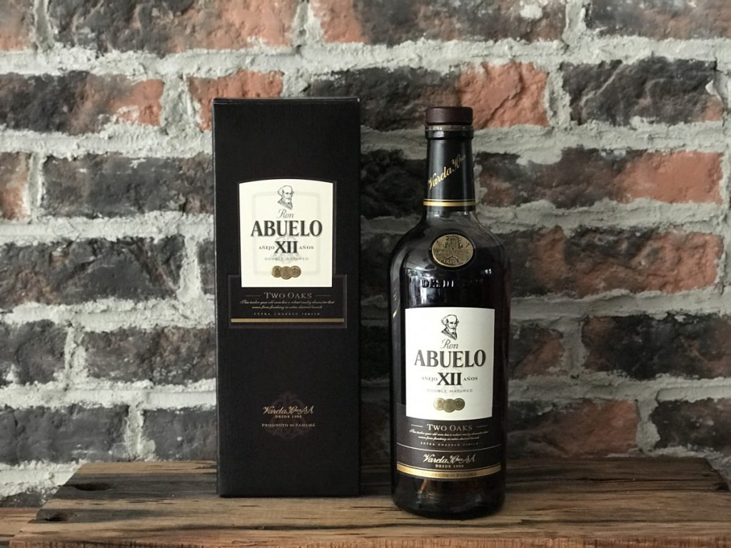 De fles en verpakking van de Abuelo rum 12 two oaks