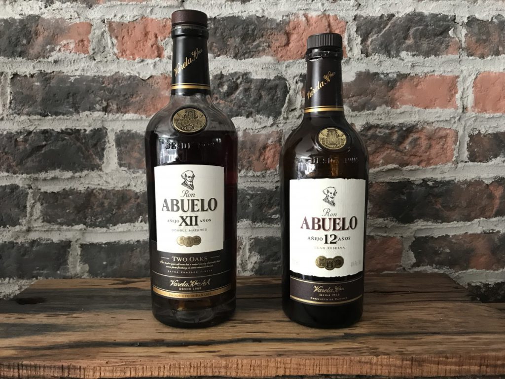 Een mooi vergelijk van de twee flessen van de Abuelo rum 12 jaar oud