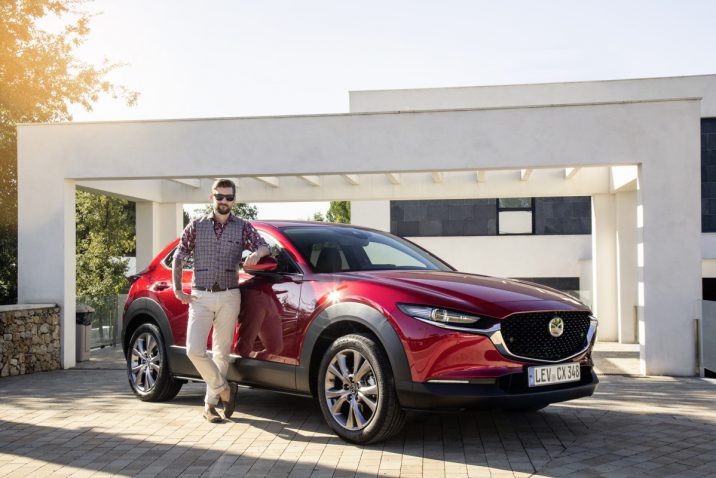 Mazda CX 30 samen met Jan Willem Huffmeijer op de foto voor een dikke villa in Spanje