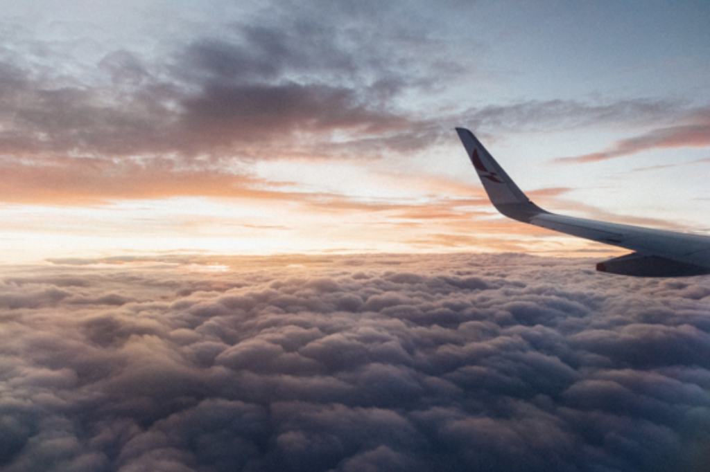 Vliegen met een vliegtuig boven de wolken