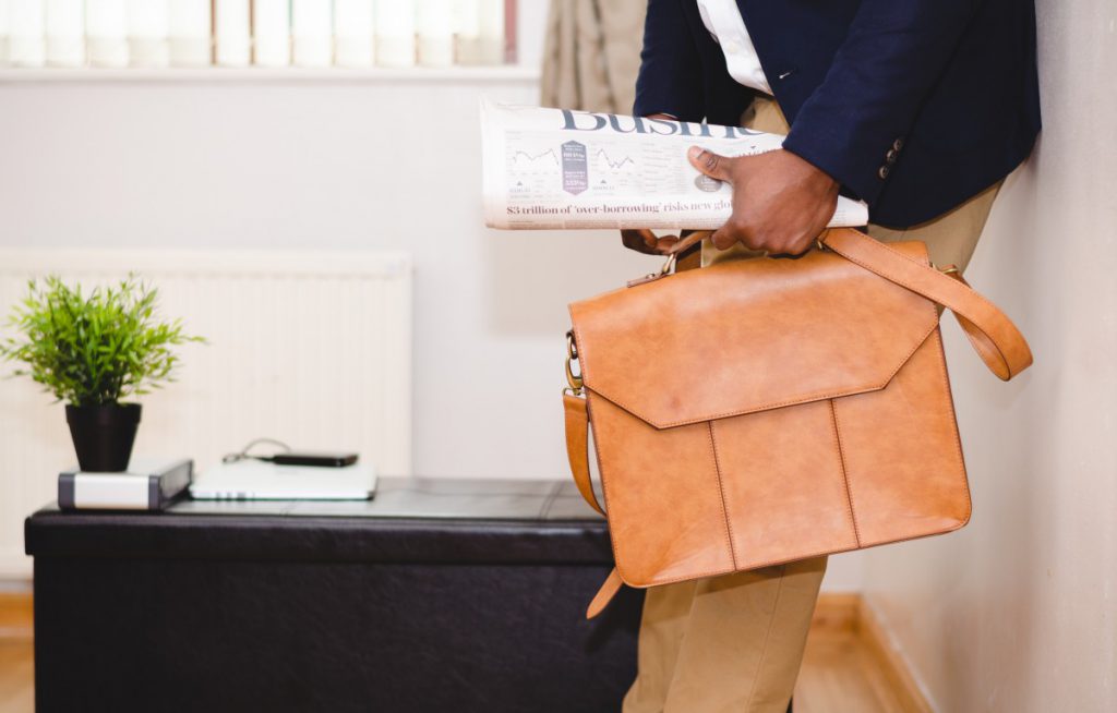 een goed tas en de juiste kleding maken casual chic tot een toffe kledingstijl voor mannen