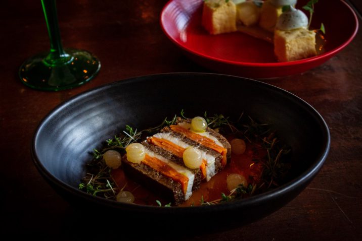 donker servies is stoer en geeft een zoutere beleving van het eten