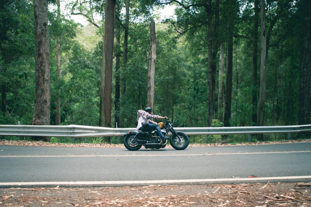 rijden met je motor door de bossen