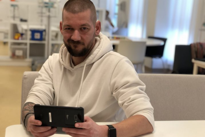 Jan Willem met de LG G8XthinQ Dual Screen voor de review in het Prinses Maxima Centrum in Utrecht