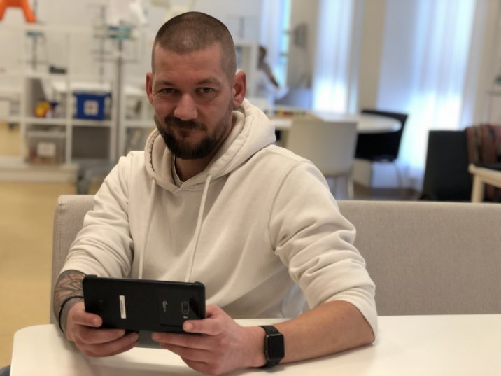 Jan Willem met de LG G8XthinQ Dual Screen voor de review in het Prinses Maxima Centrum in Utrecht