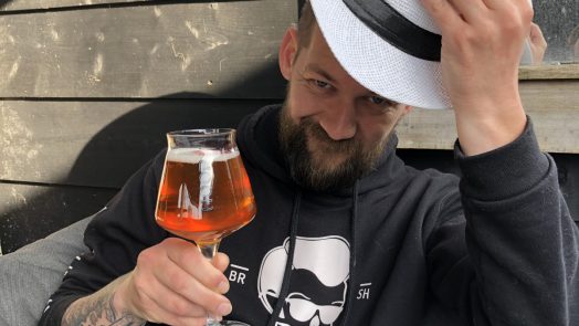 Jan Willem drinkt een drankje in het zonnetje