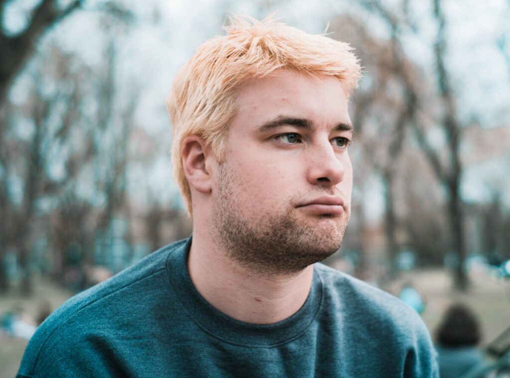 Zeebrasem oud Hangen Gekleurd haar voor mannen. Sta jij er ook gekleurd op deze zomer?? - B4men