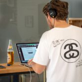 thuis afwisselend werken met een sta-zitbureau