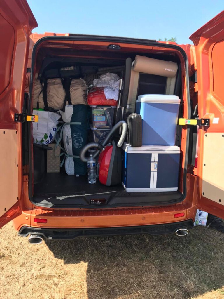 bus mee op vakantie voor alle camping spullen 