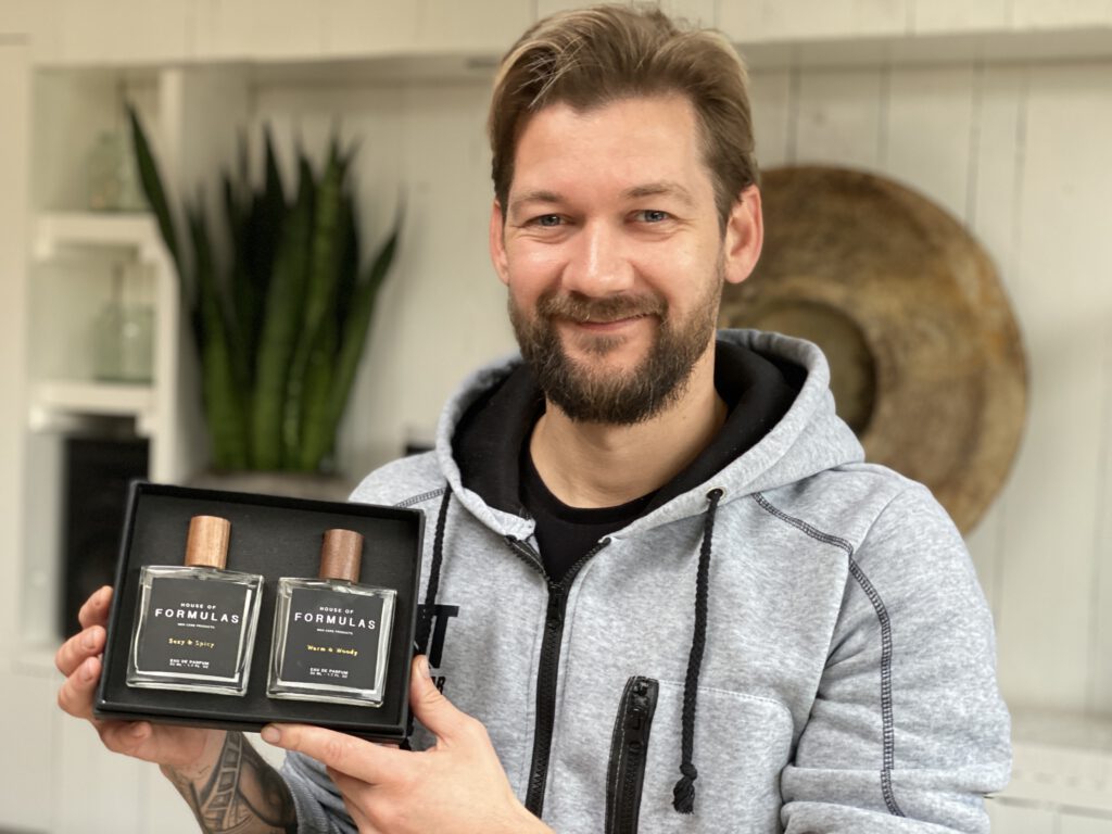 Jan Willem Huffmeijer met zijn persoonlijke parfum van House of Formulas