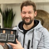 Jan Willem Huffmeijer met zijn persoonlijke parfum van House of Formulas