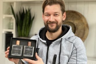 Jan Willem Huffmeijer met zijn persoonlijke parfum van House of Formulas