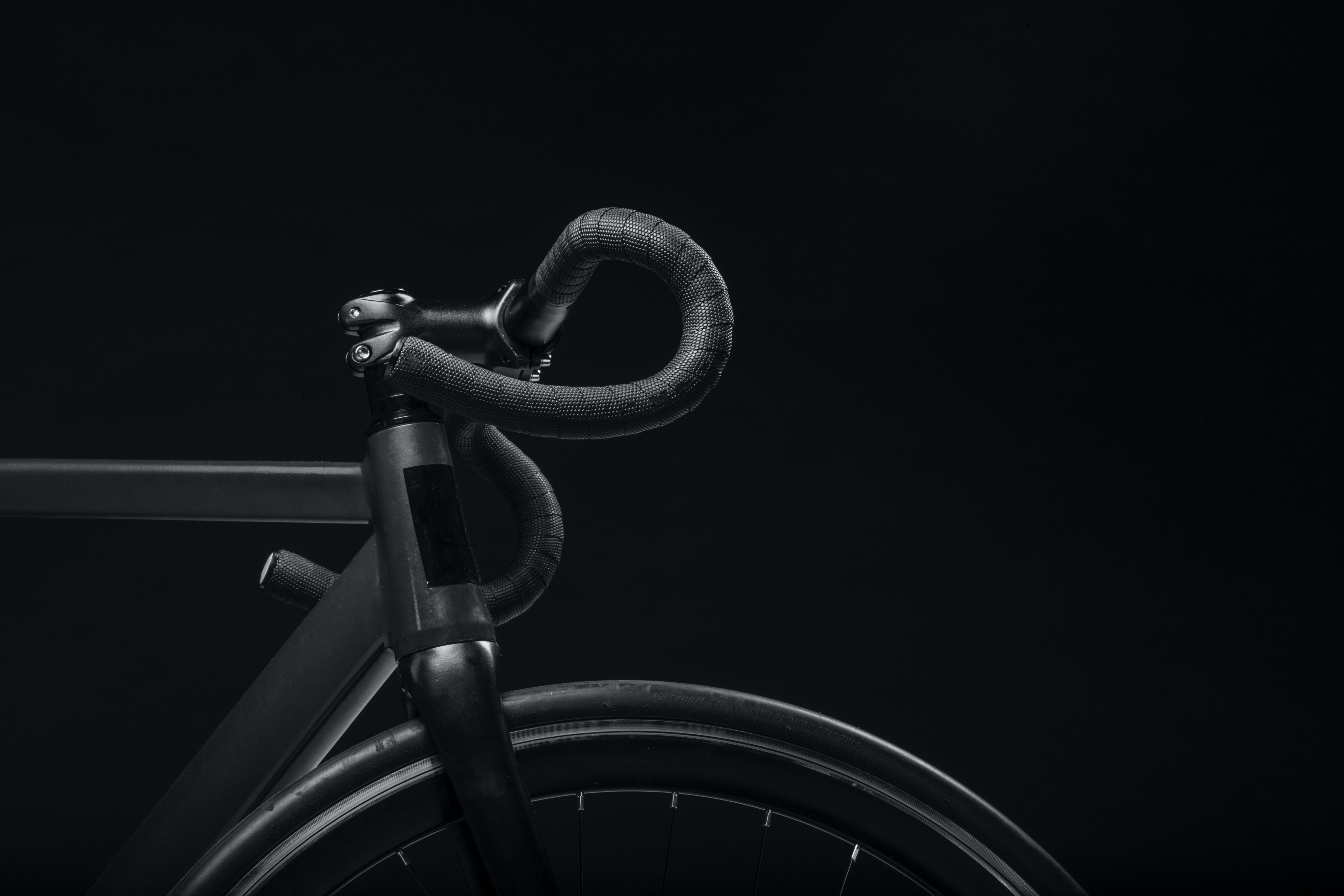 Велосипед с ручкой черный. Черный велосипед. Велосипед на темном фоне. Велосипед фон. Велосипедист на черном фоне.