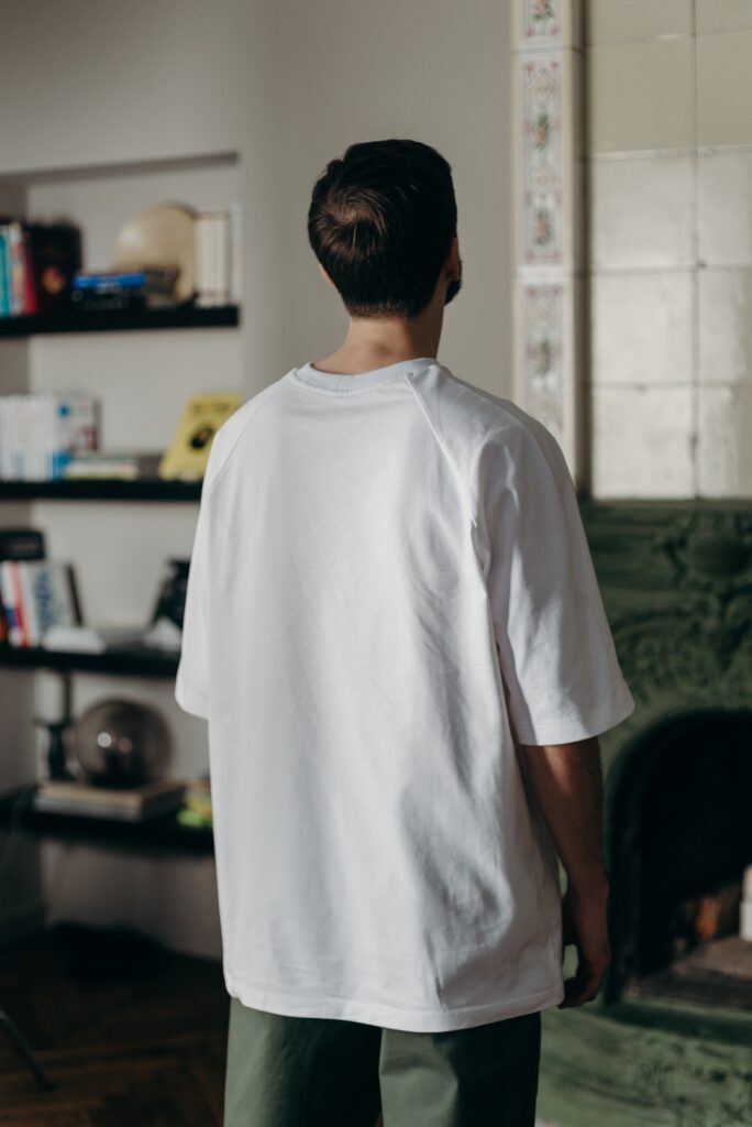 Witte t-shirts zijn onmisbaar in de komende fashion trends voor mannen 2022