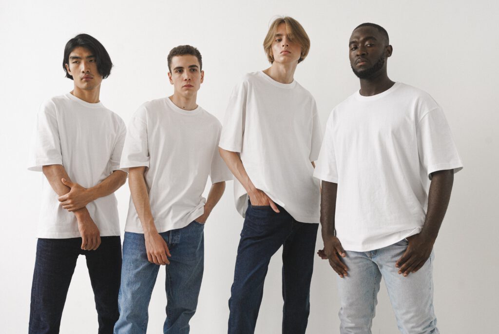 Witte t-shirts zijn onmisbaar in de komende fashion trends voor mannen 2022