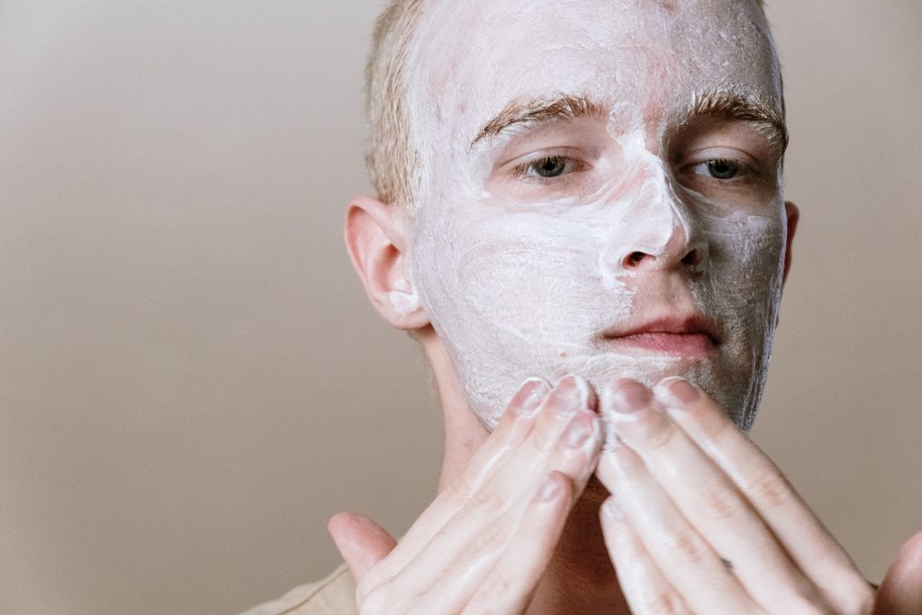 huidverzorging voor mannen doormiddel van een scrub
