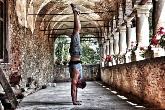 Vinyasa yoga een uitdagende en mannelijke vorm van yoga.