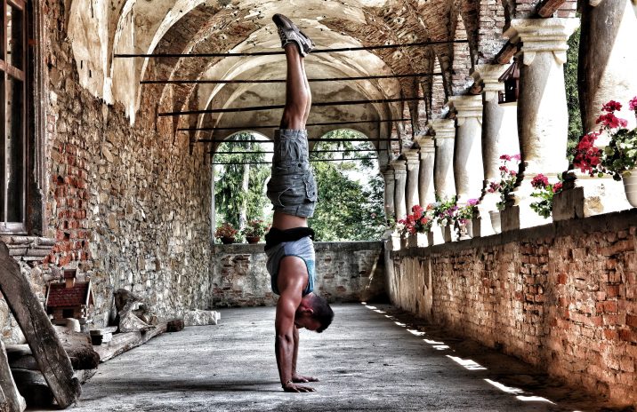 Vinyasa yoga een uitdagende en mannelijke vorm van yoga.