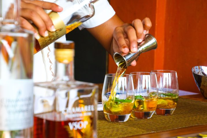 Cocktails voor mannen de basis van het bartenderen