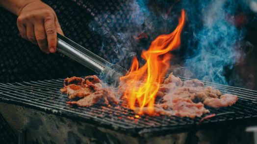 mannen en bbqen