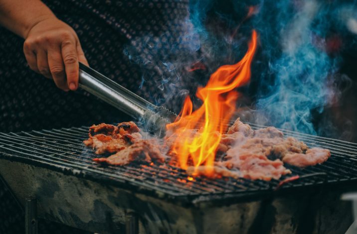 mannen en bbqen