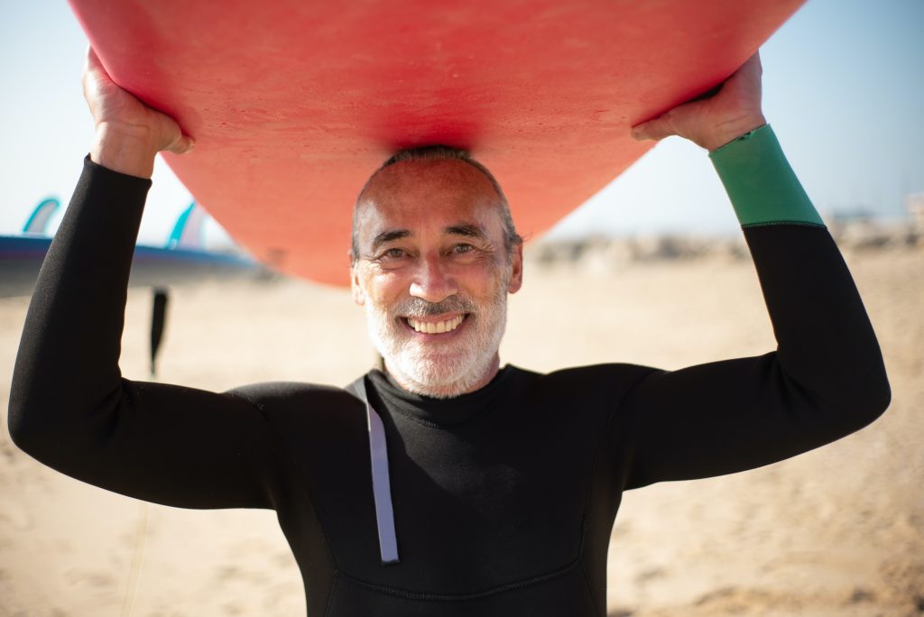 leren surfen voor de beginnende surfer op middelbare leeftijd 