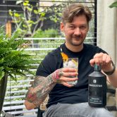 Jan Willem Huffmeijer met de Gin van Bareksten