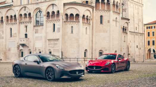 Maserati GranTurismo Trofeo en GranTurismo Folgore geparkeerd in een historische Italiaanse setting. De luxe sportauto’s belichamen Italiaans vakmanschap, krachtige prestaties en innovatie. Perfecte combinatie van design en snelheid.