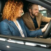 Private Lease twee mensen die in een auto zitten