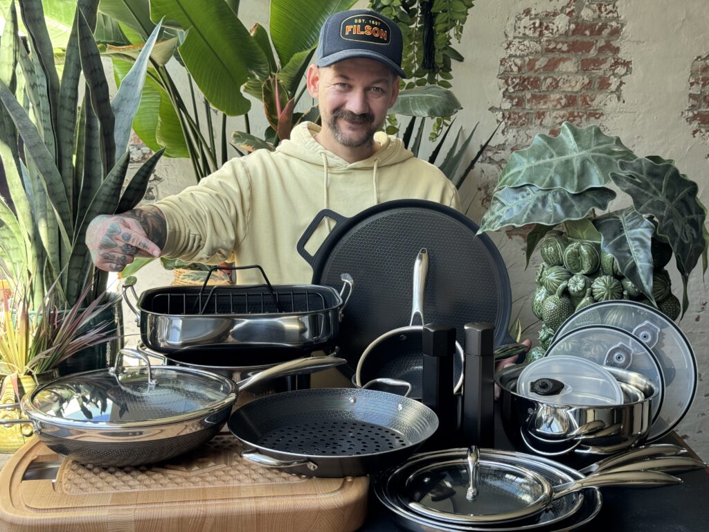 Jan Willem Huffmeijer staat op de foto met de hele producten set die hij heeft gekregen van Hexclad