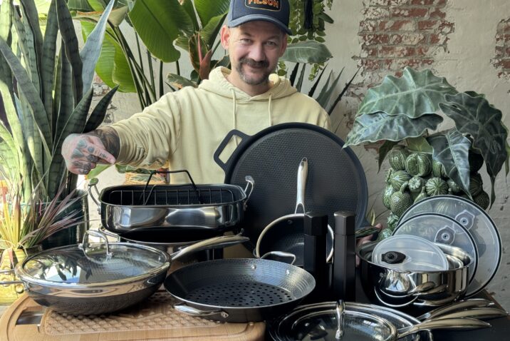 Jan Willem Huffmeijer staat op de foto met de hele producten set die hij heeft gekregen van Hexclad