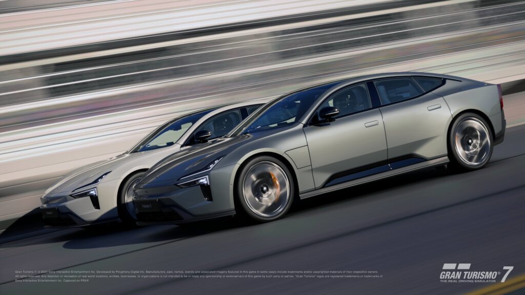 Twee Polestar 5-auto’s – een zilverkleurige en een witte – rijden op hoge snelheid over het circuit in Gran Turismo 7, symbool voor elektrische performance en Scandinavisch design.