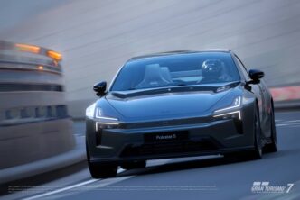 Vooraanzicht van de Polestar 5 in Gran Turismo 7 met coureur aan het stuur, terwijl de elektrische GT door een bocht accelereert met zijn futuristische koplampen in beeld.