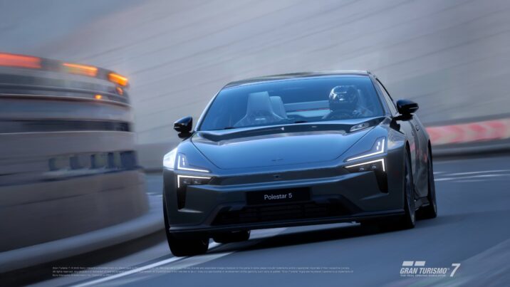 Vooraanzicht van de Polestar 5 in Gran Turismo 7 met coureur aan het stuur, terwijl de elektrische GT door een bocht accelereert met zijn futuristische koplampen in beeld.
