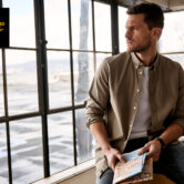 Man draagt het vernieuwde PME Legend American Classic shirt in zandkleur, gecombineerd met jeans en T-shirt. De foto benadrukt de stoere, tijdloze uitstraling van het shirt.