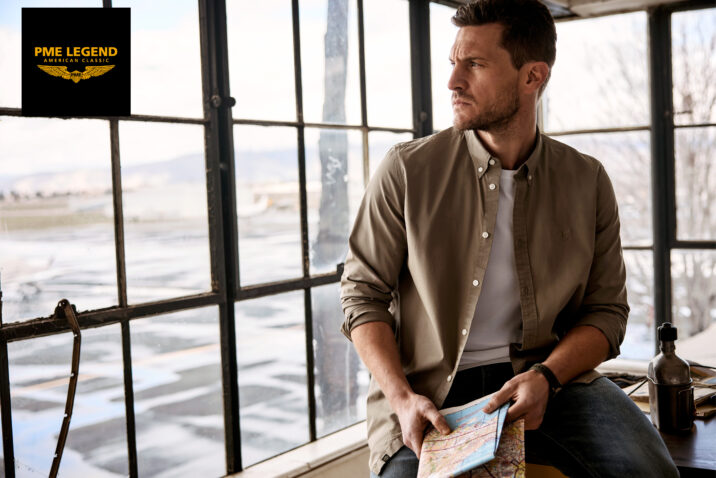Man draagt het vernieuwde PME Legend American Classic shirt in zandkleur, gecombineerd met jeans en T-shirt. De foto benadrukt de stoere, tijdloze uitstraling van het shirt.