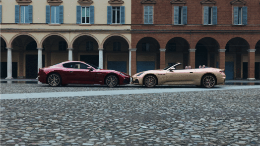 Twee exclusieve Maserati’s – de GranTurismo en GranCabrio Meccanica Lirica – staan neus aan neus op het plein in Modena, voor de historische Italiaanse arcades.