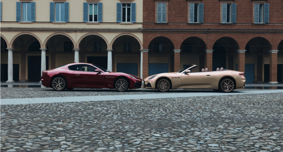 Twee exclusieve Maserati’s – de GranTurismo en GranCabrio Meccanica Lirica – staan neus aan neus op het plein in Modena, voor de historische Italiaanse arcades.