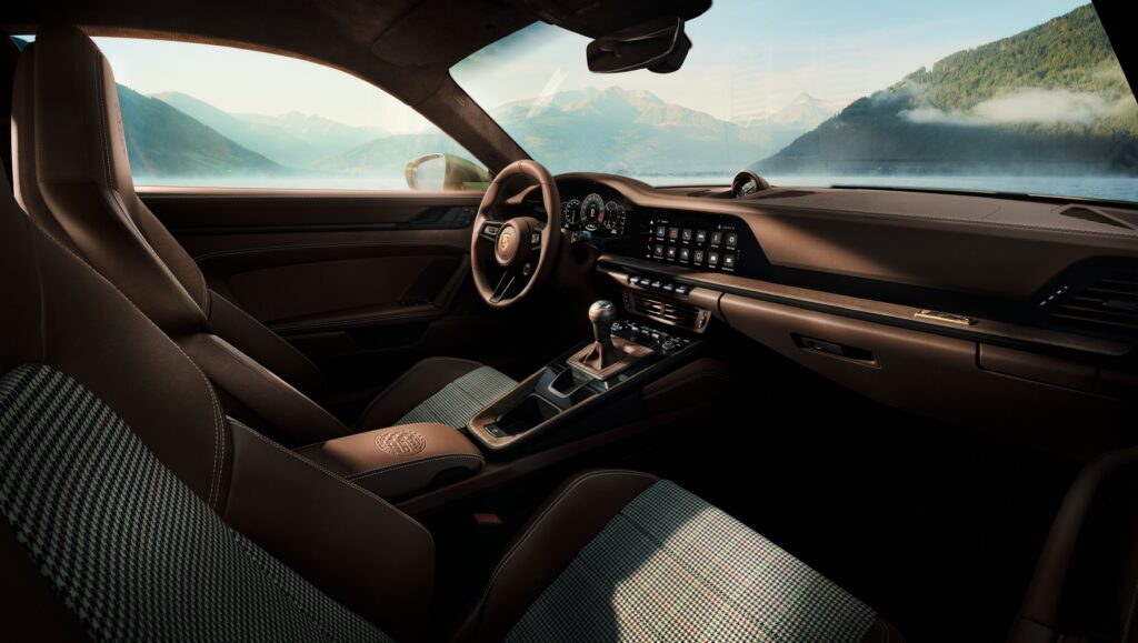 Interieur Porsche 911 GT3 90 F. A. Porsche met unieke stoffen stoelen en gouden details