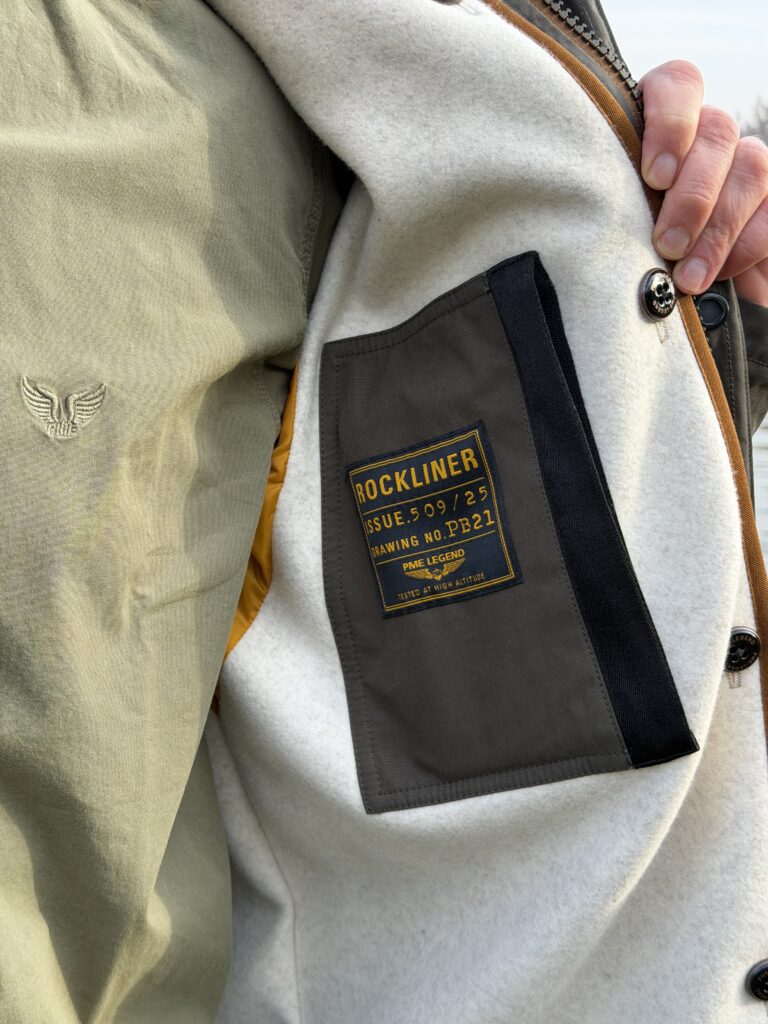 Detail van het PME Legend Rockliner label aan de binnenkant van de winterjas