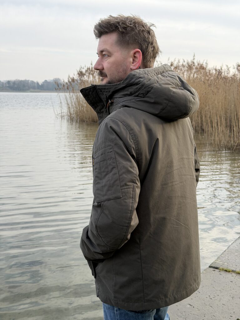 Zijkant van de PME Legend Rockliner winterjas met sportieve pasvorm