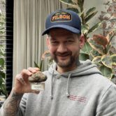 Jan Willem met de flacon van de VACANZA Megéve in zijn hand.